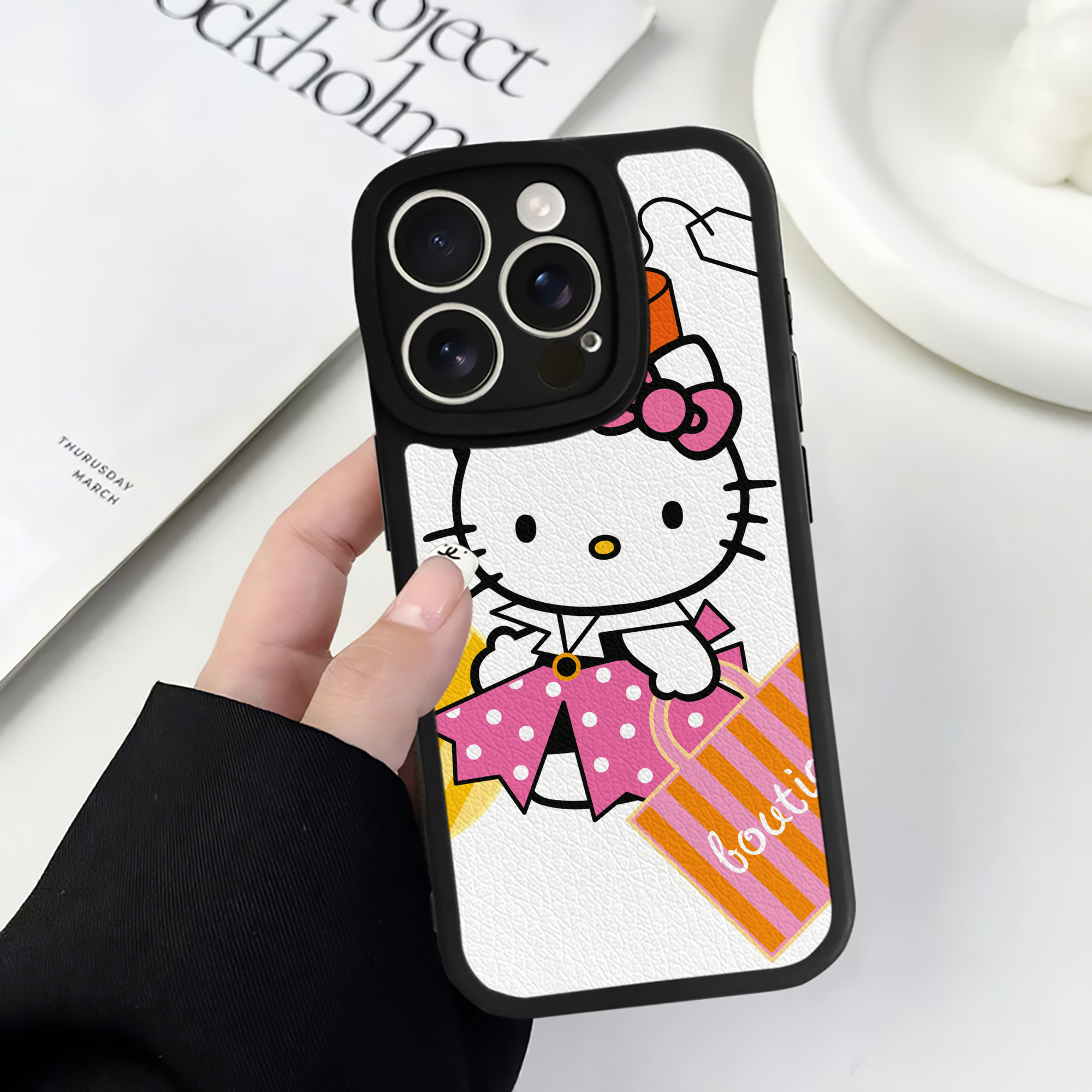 （画像用） Hello Kitty ハローキティ 【iPhone 16シリーズ対応】シリコンスマホケース（レザー調） 材質：シリコン